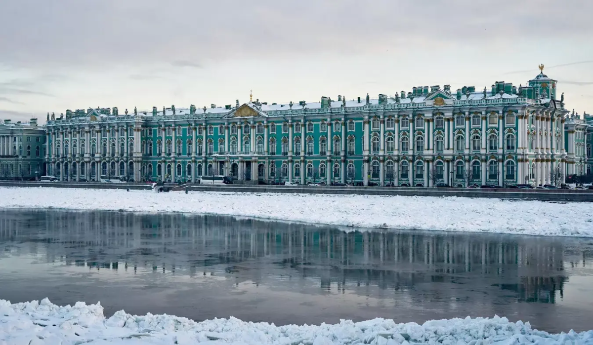     Вид на Эрмитаж с Дворцового моста в Санкт-Петербурге. Источник: ria.ru Автор фото: Алексей Даничев