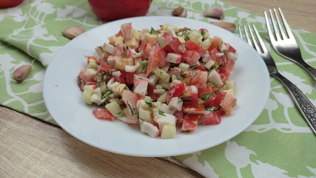 Крабовый салат без риса с огурцом. Салат с крабовыми палочками огурцом луком. Салат из крабовых палочек с грибами. Крабовые палочки "крабовый дюшес". Салат с крабовыми палочками без огурца.