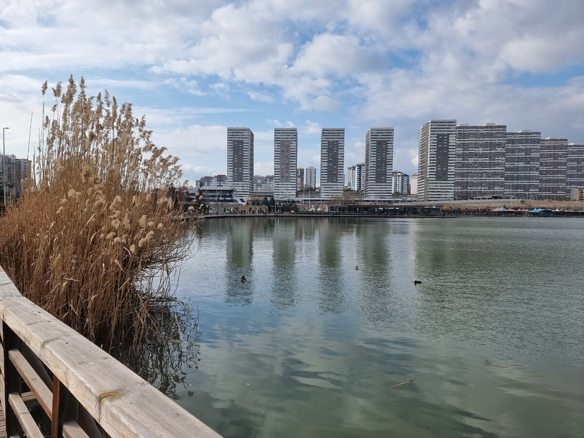 Озеро в парке Гёксю