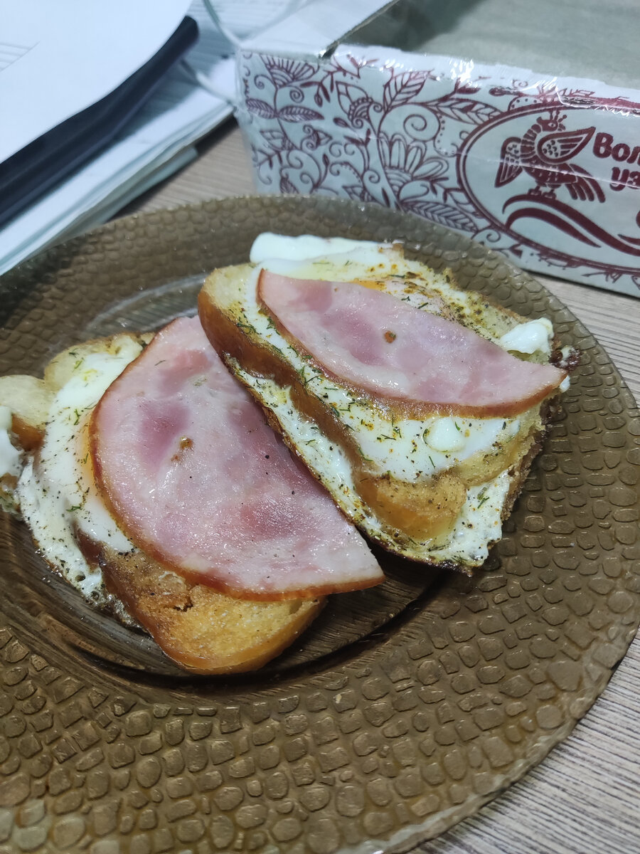 Юра, наш жилец, все меня подкармливает)