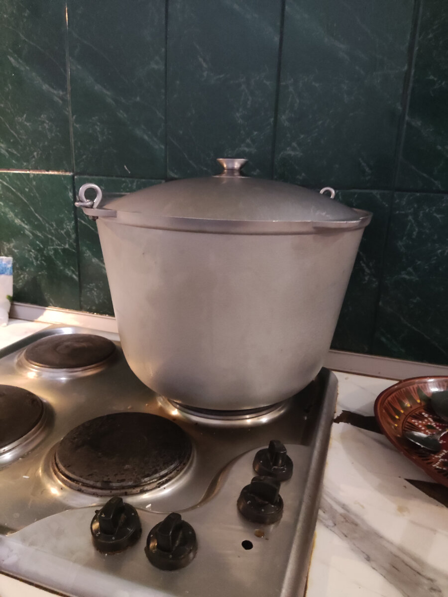 Вот такими чугунками готовят себе еду наши узбекские жители хостела. Еда на 27 человек.