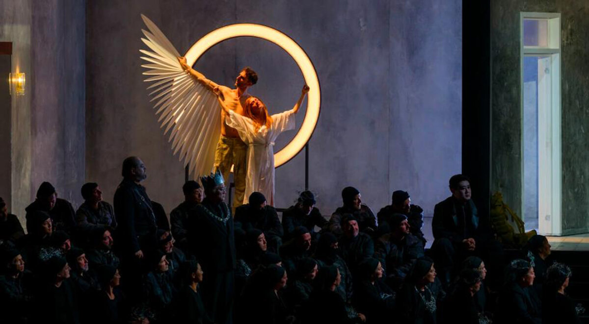 Осенью 2023 года в парижской Опере Бастилии состоялась премьера вагнеровского «Лоэнгрина» в интерпретации Кирилла Серебренникова.