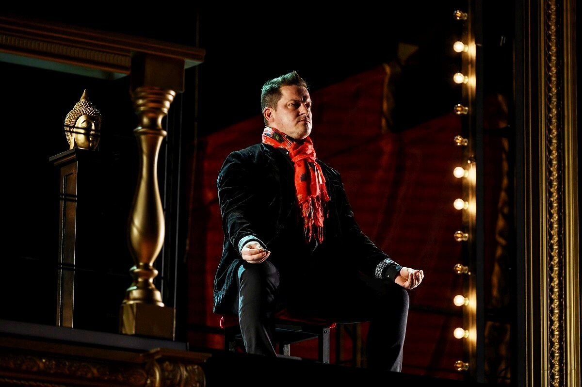 Лера Горин в роли Глотова. Новая оптимистическая. Фото - Александра Торгушникова с официального сайта МХТ имени Чехова: https://media.theatre.ru/photo_src/88708.jpg