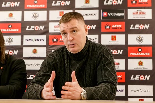 Главный тренер ФК "Торпедо" Владимир - Денис Евсиков. Фото: vedom.ru