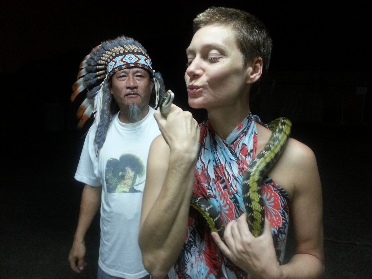 Гоанцы со стажем помнят эту знаковую фигуру поправившую здоровье не одной сотне своих пациентов со всего мира. Разносторонний и противоречивый. Ученик личного доктора Чан Кайши. Последователь Ошо. Доктор акупунктуры, философ, человек меняющий жизнь других. Учитель прививший мне любовь к Традиционной китайской медицине, давший новую профессию и понимание Жизни…  