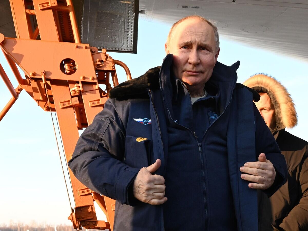    Президент РФ Владимир Путин отвечает на вопросы журналистов после полета на модернизированном стратегическом ракетоносце Ту-160М© РИА Новости / POOL