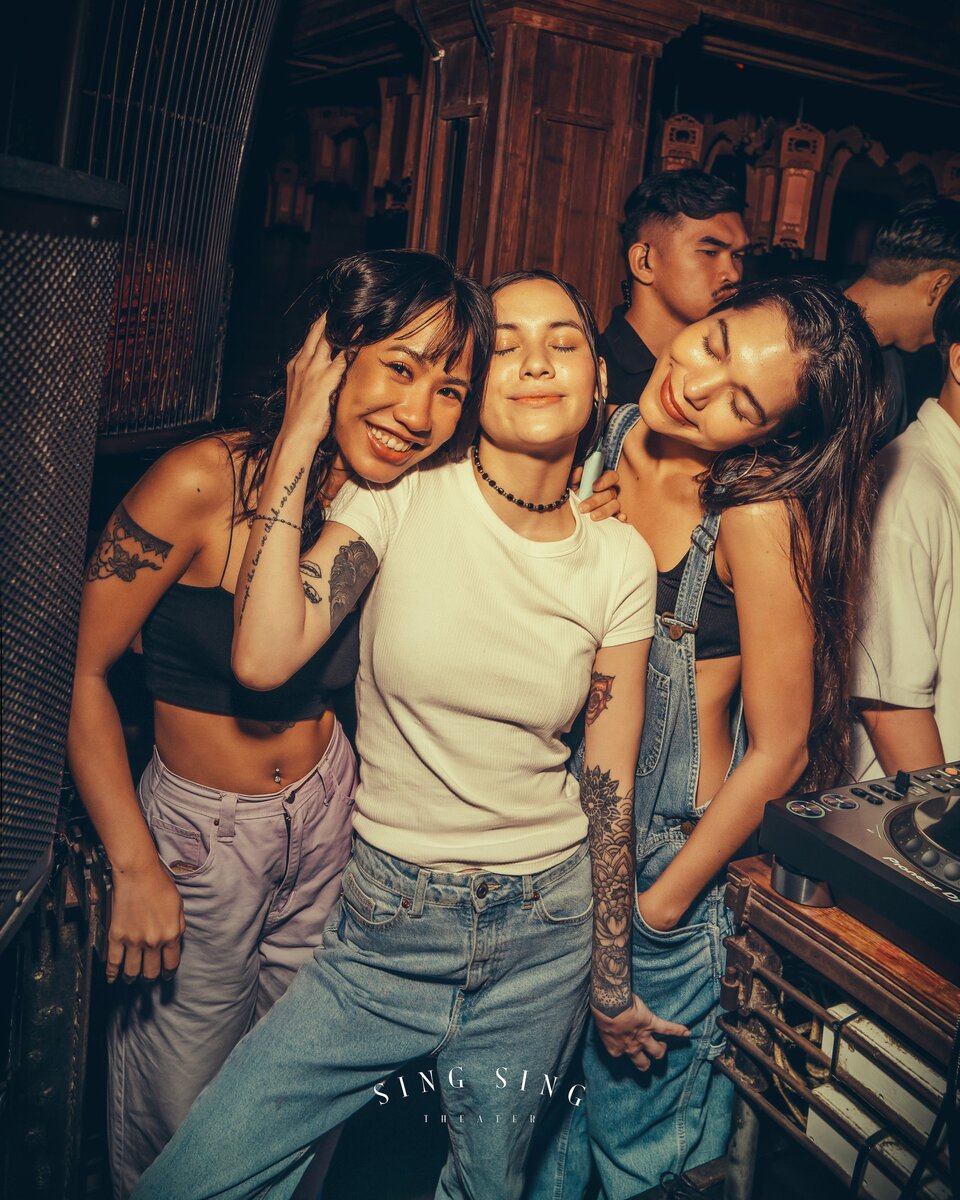 герлз найт аут. дискотека в ресторане. девушки в ночном клубе. красивые девушки в клубе. вечерняя тусовка.