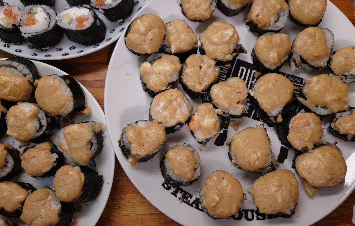 домашние роллы. необычные роллы. ролыв домашних условиях. ролл с лососем авокадо и огурец. роллы в домашних условиях.