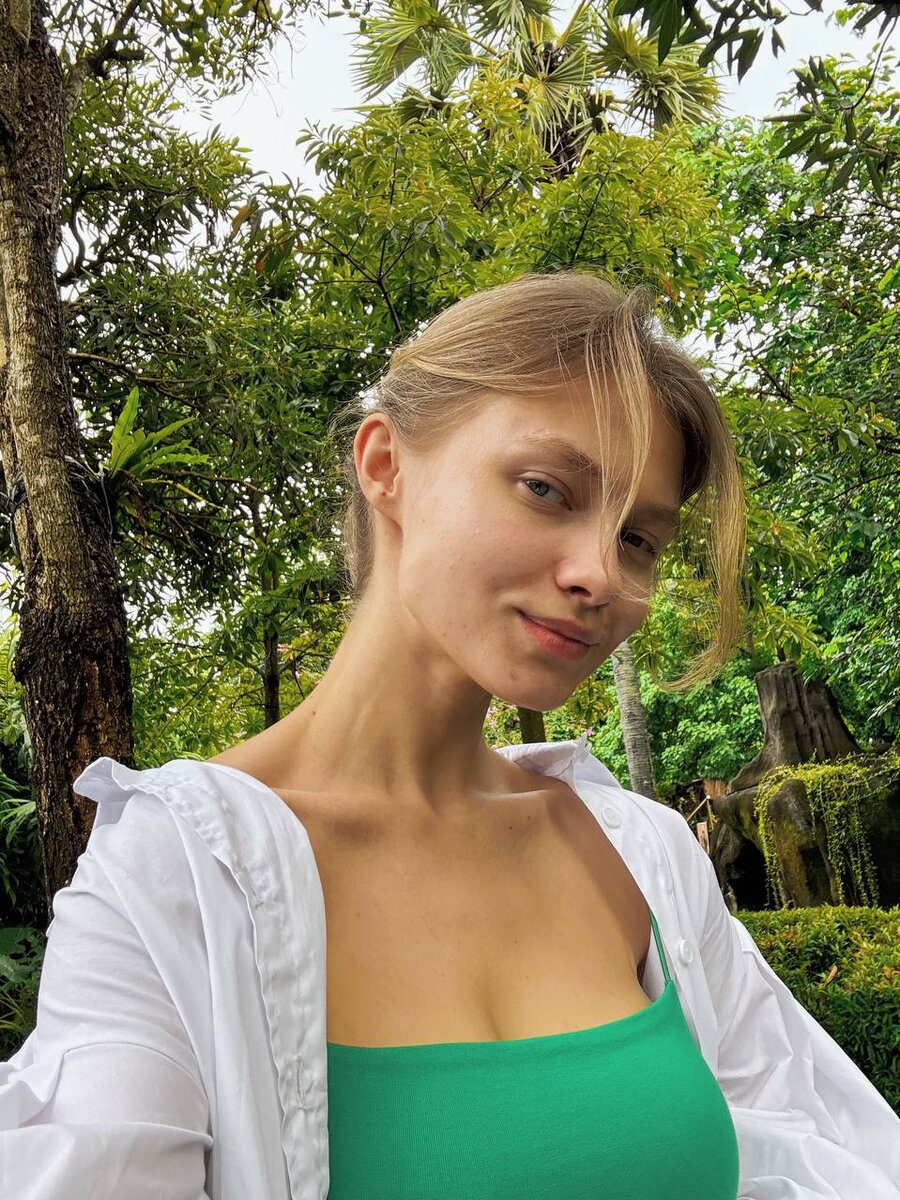 Покажи на кукле где тебя трогали. А вы не трогайте меня. Как потрогать. Девушка на заднем сидении авто. Можешь меня потрогать.