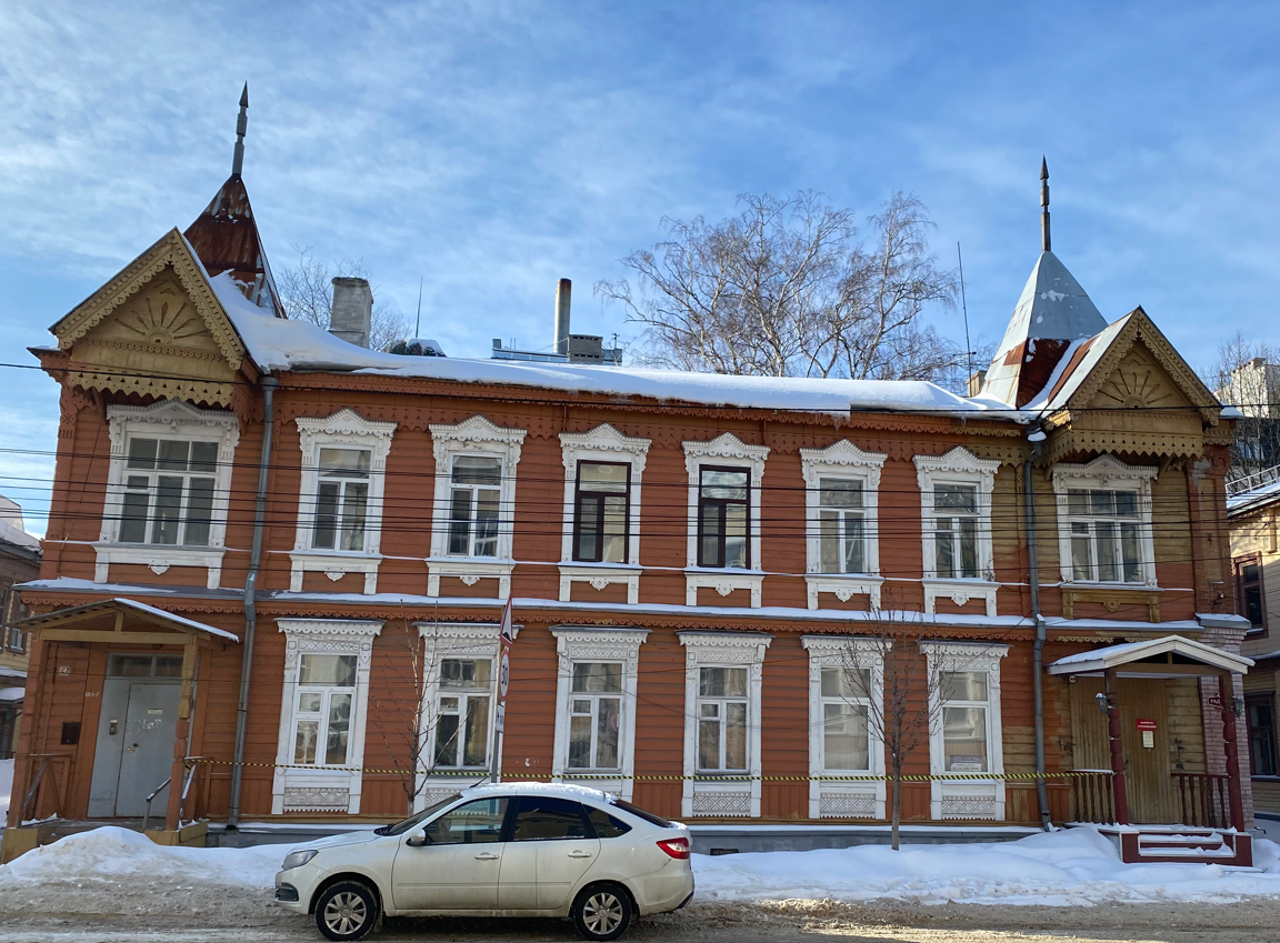 Резные наличники и ставни окон, бревенчатый фасад, фигурные колонны крыльца - люблю деревянное зодчество!