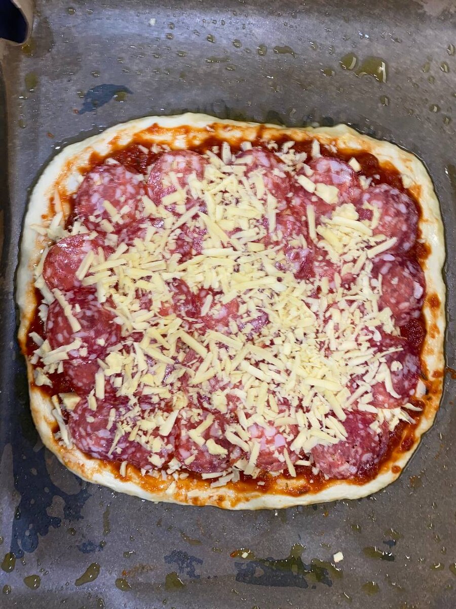 

Итак, начнем

Ингредиенты:

тесто -

Мука пшеничная - 300 Грамм
Соль - 1/2 Чайных ложки
Сахар - 1/2 Чайных ложки
Масло оливковое - 2 Ст. ложки
Сода - 1/2 Чайных ложки
Разрыхлитель - 1 Чайная ложка
Лимонный сок - 1 Ст. ложка
Вода - 1.5 Стакана

Начинка может быть любая, на Ваш вкус. У меня это томатный соус Barillo Basilico (очень рекомендую, идеально подходит для пиццы), пепперони и сыр моцарелла


Шаг 1

Смешиваем муку, соль и сахар. 
Хорошо перемешиваем. -фото-1

Шаг 2 
-фото-2
Добавляем соду и опять перемешиваем сухую смесь.

Шаг 3
-фото-3
Добавляем разрыхлитель и снова перемешиваем.

Шаг 4
-фото-4
Делаем углубление посередине мучной смеси и вливаем туда оливковое масло и сок лимона.

Шаг 5
-фото- (промежуточный результат)5
Частями, постепенно перемешивая, добавляем воду. 
Замешиваем тесто в течение 10-15 минут.

Шаг 6
-фото-6
Готовое тесто должно эластичным  и хорошо тянуться, не должно прилипать к пальцам

Шаг 7
-фото раскатанного теста-
Готовое тесто раскатайте в пласт скалкой. Распределите его на смазанном маслом противне. На тесто выкладывайте начинку, отправляйте пиццу выпекаться в разогретую духовку на ~20 минут при температуре 200 градусов.
-фото неготовой пиццы-

Шаг 8
-фото готовой пиццы-8
Наслаждаемся изумительно вкусной пиццей!🍕🍕🍕
Приятного аппетита!
Не забывайте делиться рецептами канала Поваренок Лиззи со своими родными и близкими!