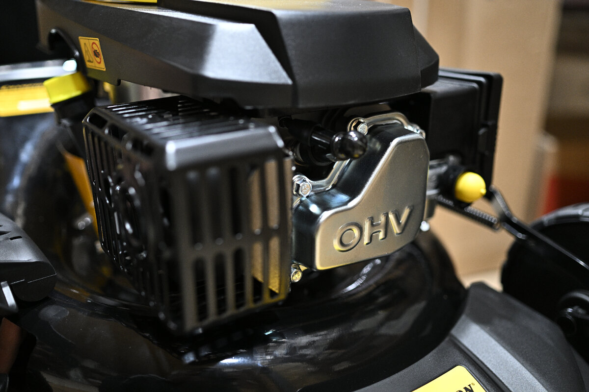 Бензиновый двигатель газонокосилки.