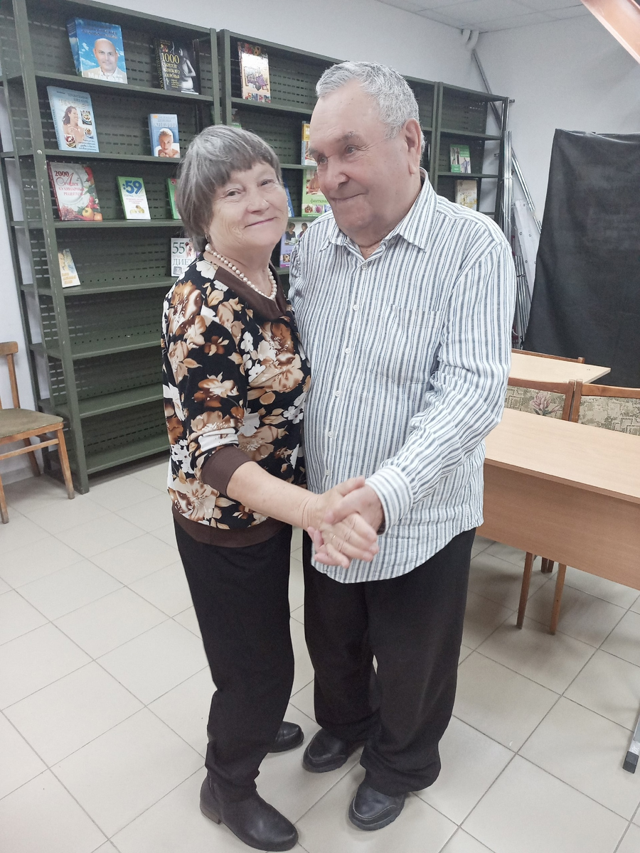 На фото муж с женой пришли на мероприятие в библиотеку. Это про них я говорила. 