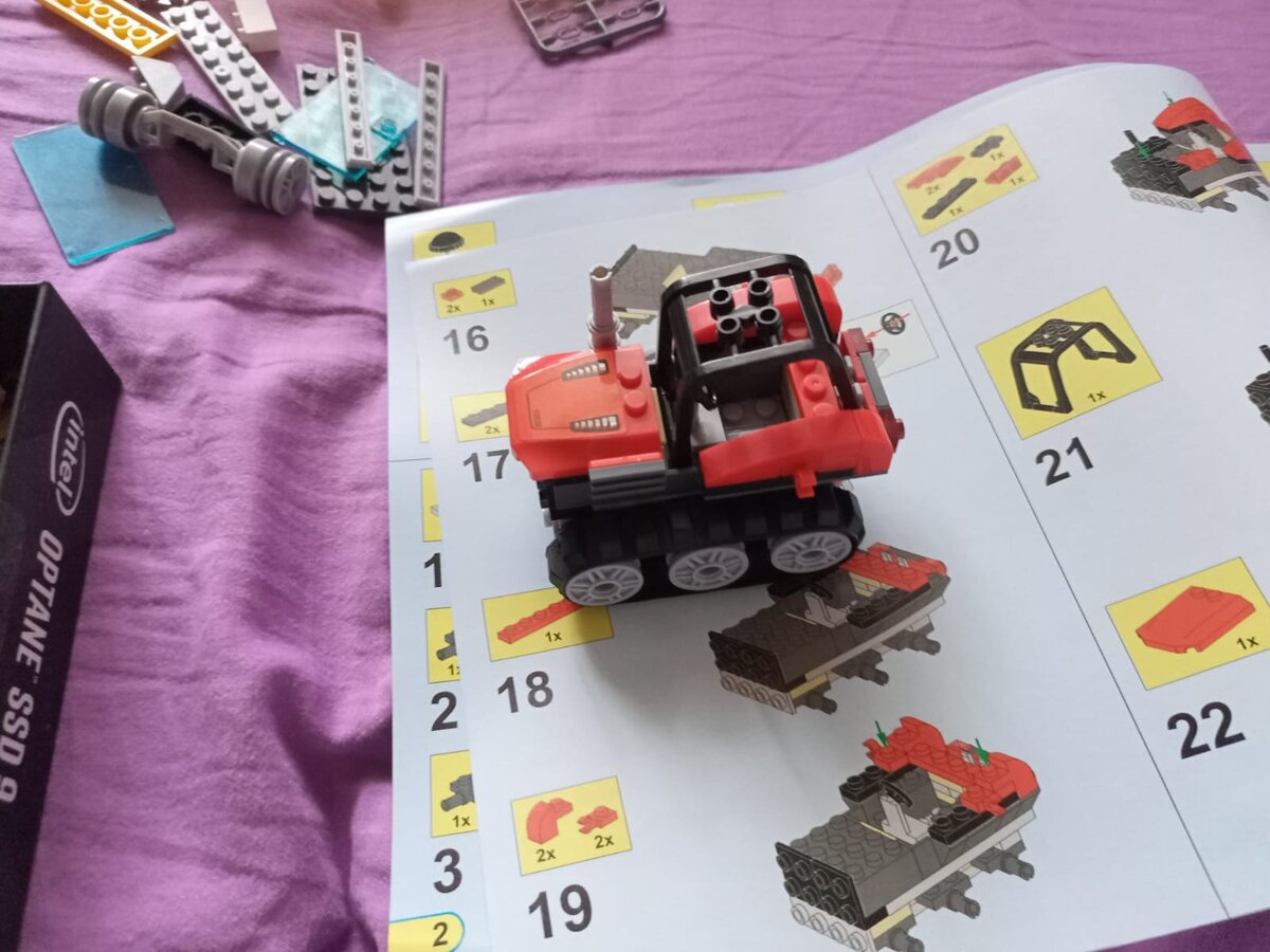 Бульдозер, пока без ковша.