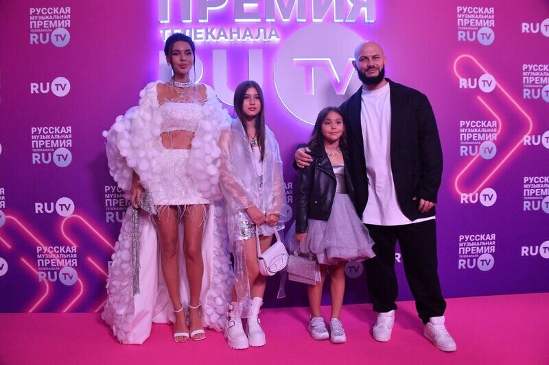 Оксана Самойлова и Джиган с детьми 