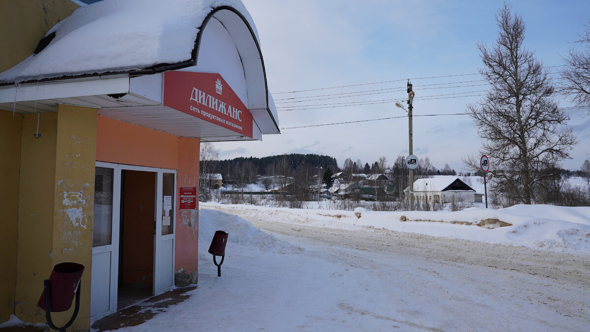 Сельский магазин рядом с остановкой автобуса, который приезжает только шесть раз в день.
