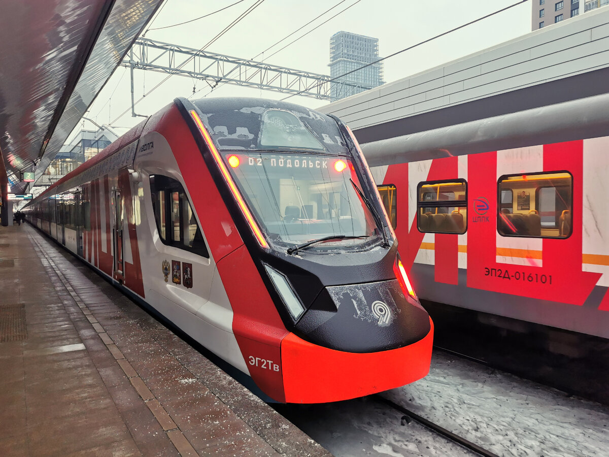 А здесь я забыл посмотреть номер этого электропоезда, но сам снимок понравился - оставляю его здесь. МЦД2 и МЦД4, МЦД Марьина Роща.