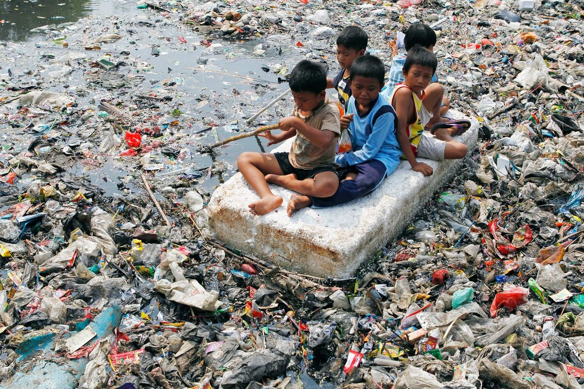 Около 1,8 миллиарда человек в Азии не имеют элементарных санитарных услуг, как в трущобах в Джакарте, Индонезия. Рейтер