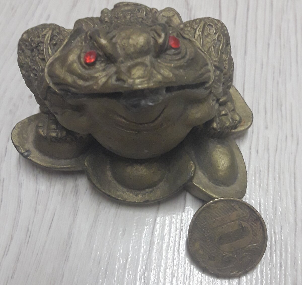 Лягушка, да еще и денежка - это удача.