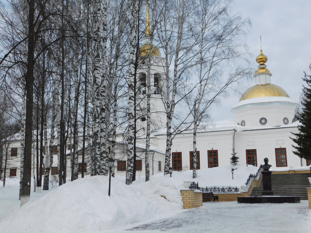 В советское время в Никольском соборе находился краеведческий музей. Храм заложен в 1796 году. 