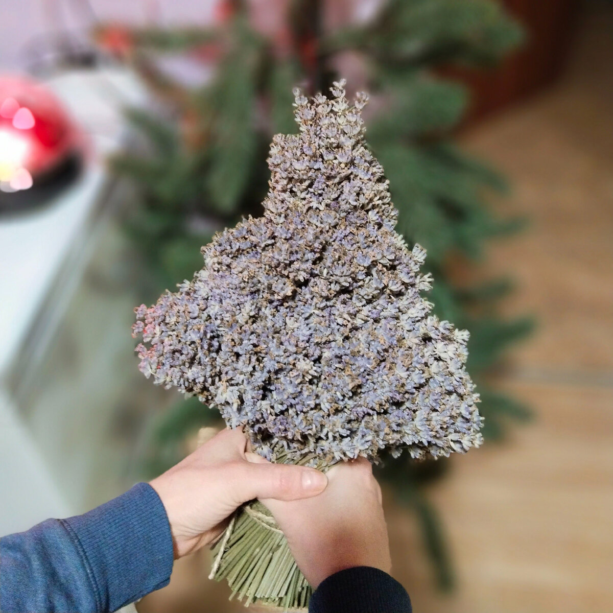 Моя неправильная лаванда. Аромат, конечно, сказочный, а вот вид не очень, мягко говоря. Елочка из лаванды.