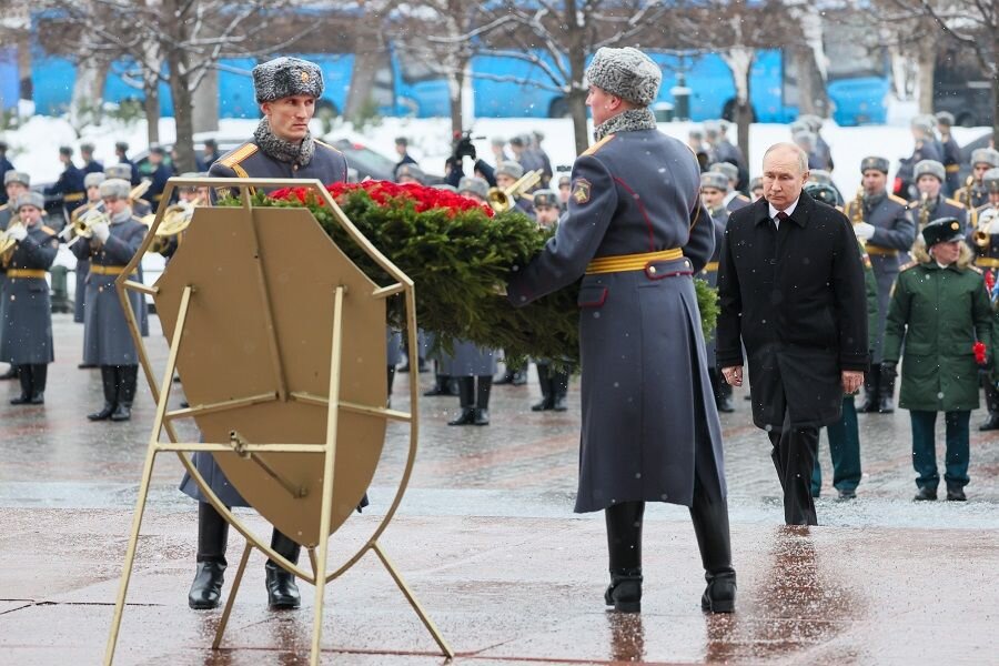    Президент РФ Владимир Путин во время церемонии возложения венка © Сергей Савостьянов/POOL/ТАСС