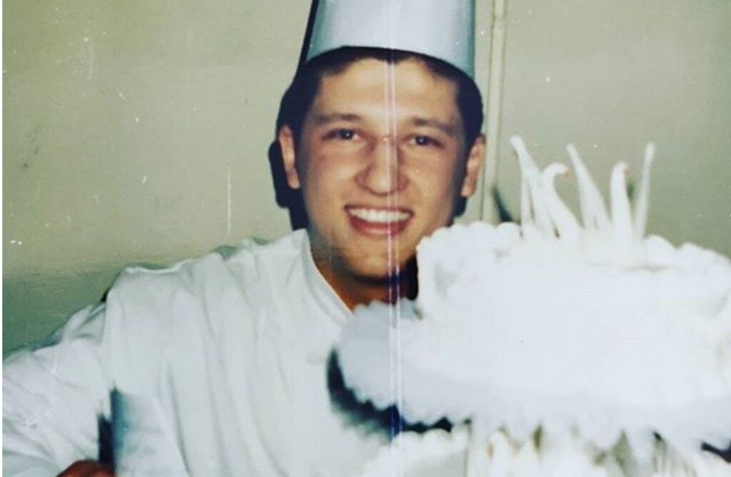 Ренат Агзамов является известным кулинаром России. В последние годы он прославился ещё и как телеведущий кулинарных проектов. Мужчина является настоящим фанатом своего дела.-4