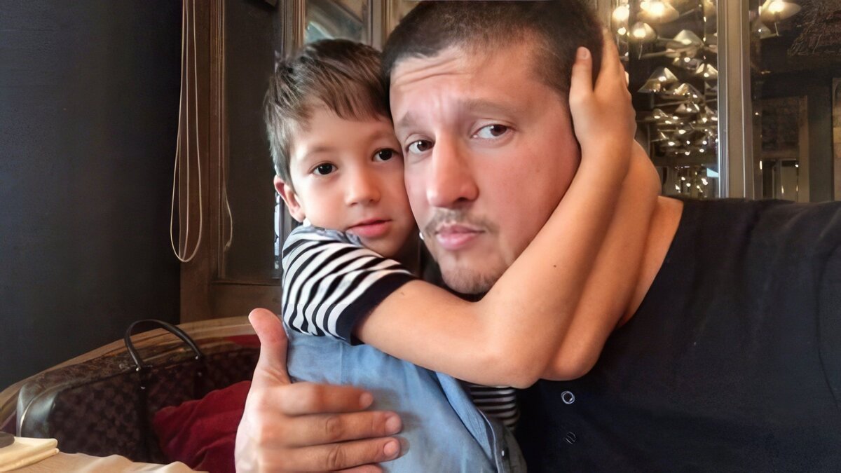 Ренат Агзамов является известным кулинаром России. В последние годы он прославился ещё и как телеведущий кулинарных проектов. Мужчина является настоящим фанатом своего дела.-17