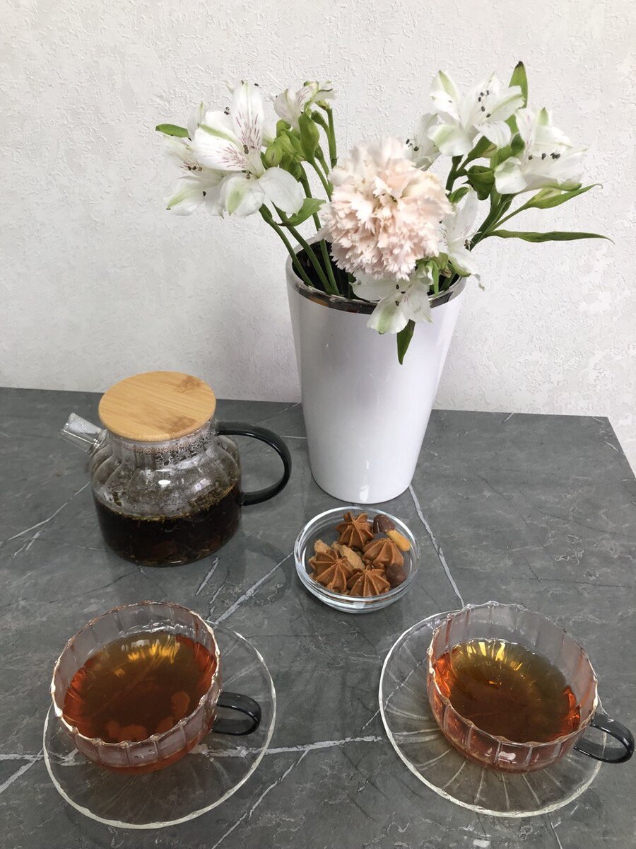 Черный чай с добавлением череды, мяты и чабреца. 