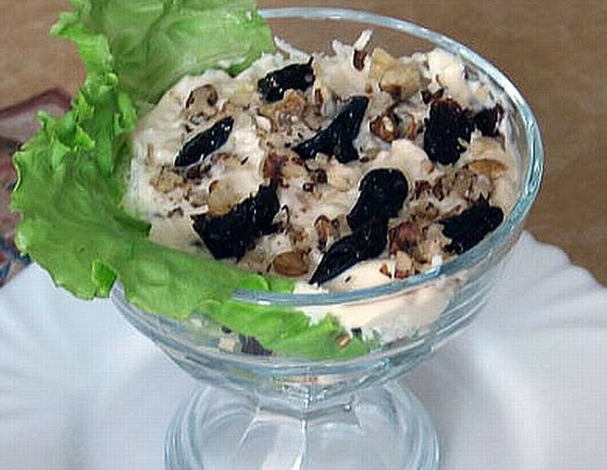 салат с креветками. овощной салат с луком шалот. салат из капусты и помидоров. вкусные блюда. салат с капустой и помидорами.