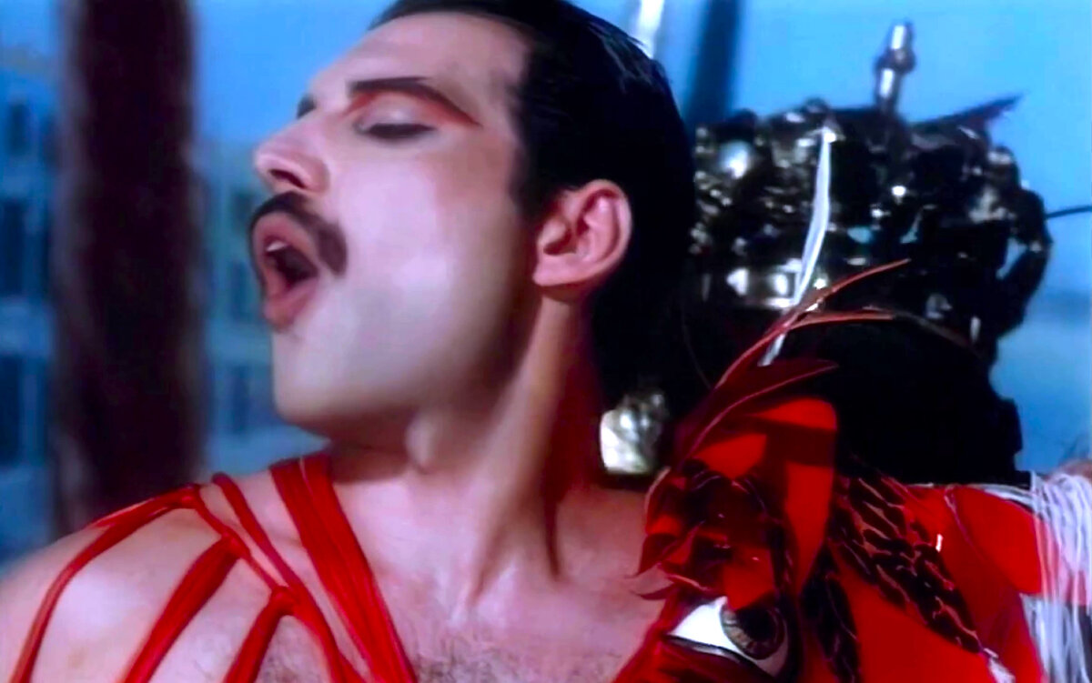 За плечом Фредди стоит некто с короной на голове