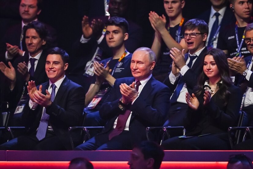     Президент России Владимир Путин и известные российские спортсмены на церемонии открытия Игр Будущего / Игры Будущего