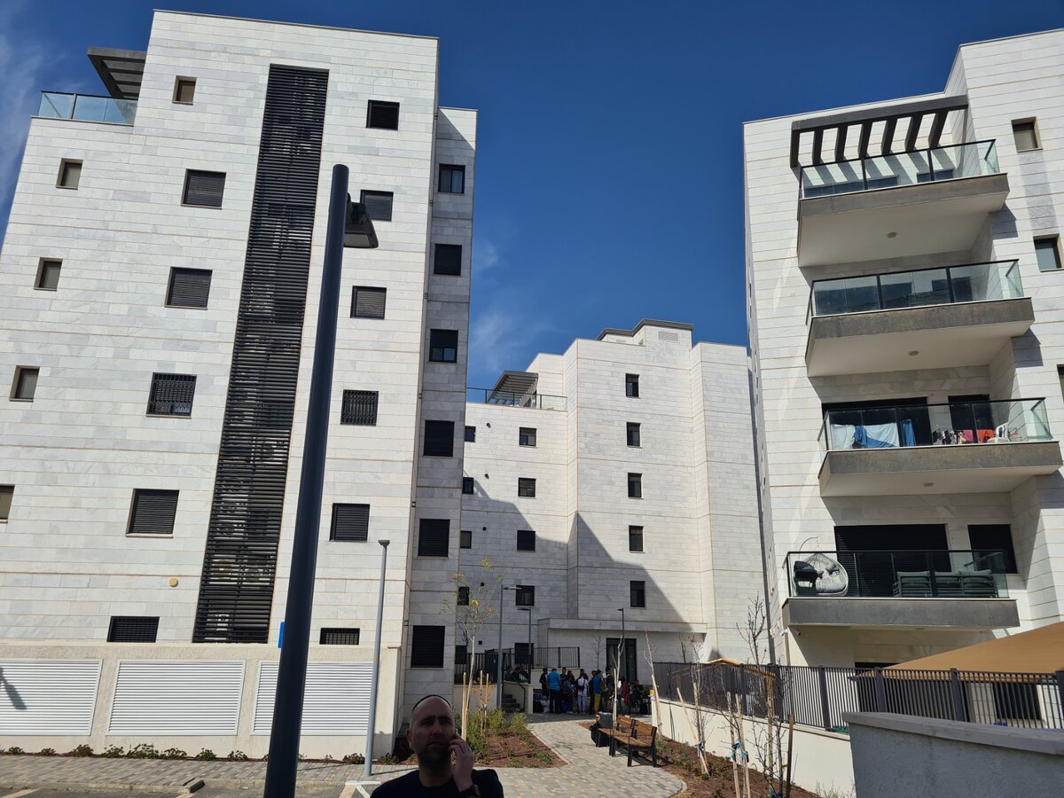 Новый район в Беер-Шеве, где расселили эвакуированные семьи. Видно толпу людей - это наши волонтёры.