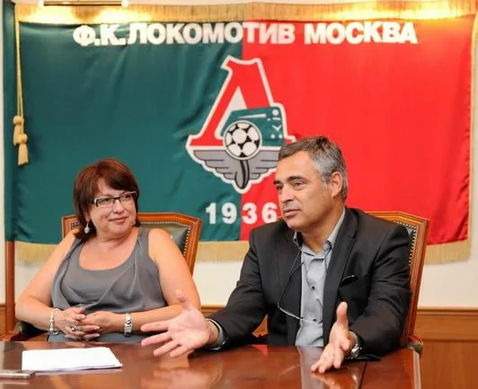 Ныряльщик в канализацию в индии. Человек слушает музыку. Самый плохой слушать. Самый плохой слушать. Я самый плохой.