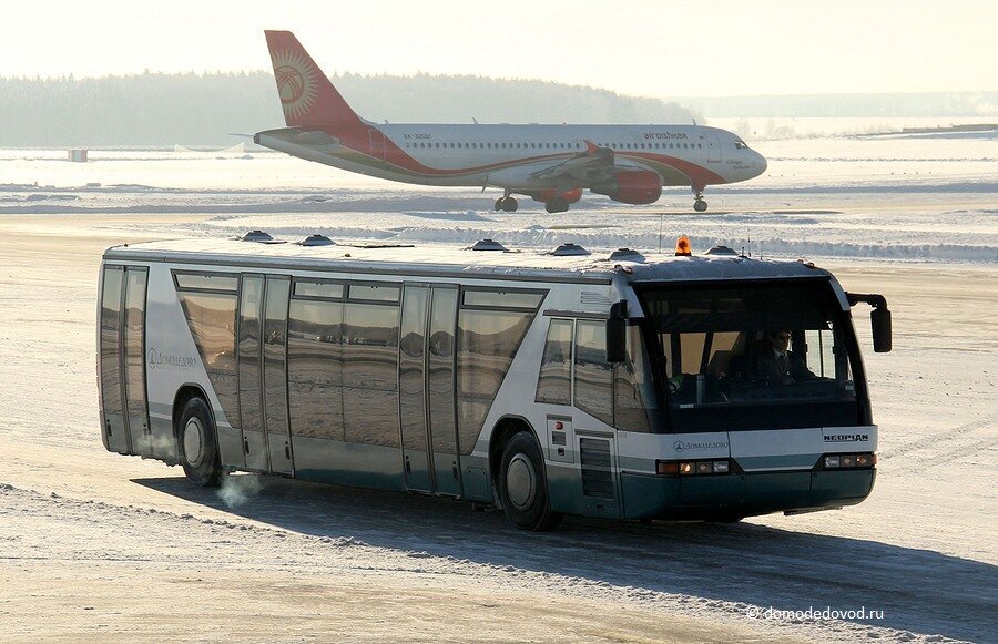 Автобус в аэропорту фото