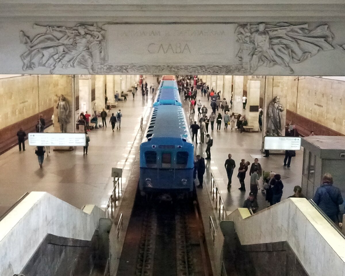 На центральном пути стоят отдельные вагоны, это не поезд. Фото автора