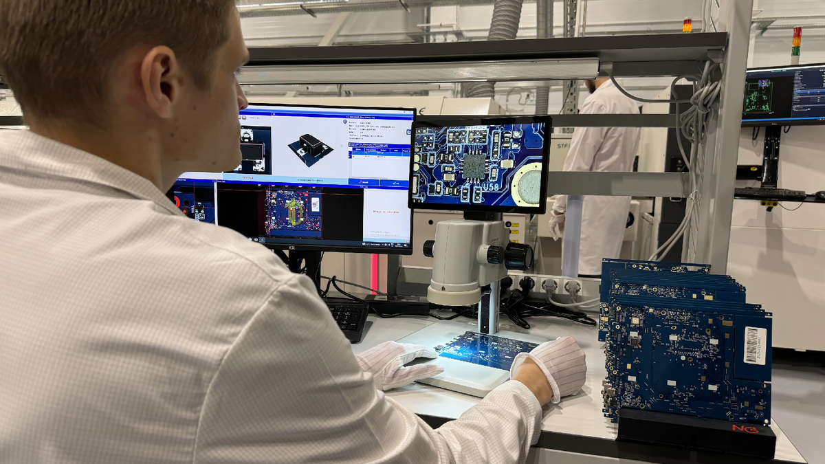 Внутри фабрики ICL. Источник: https://hi-tech.mail.ru/review/104159-novyi-zavod-icl/slide/2f44e397-d943-54b5-8b01-0400e260f987/