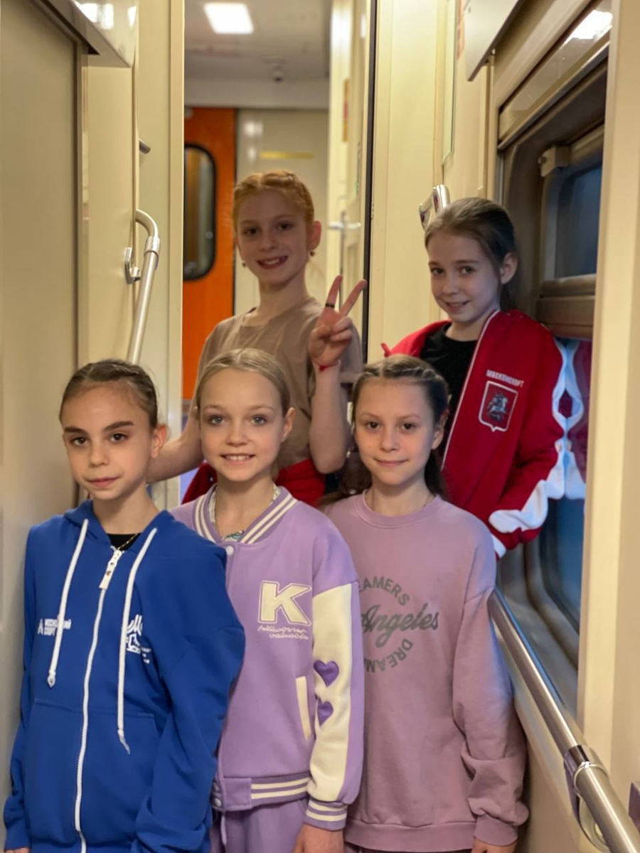 Прекрасные девочки-красавицы в поезде.