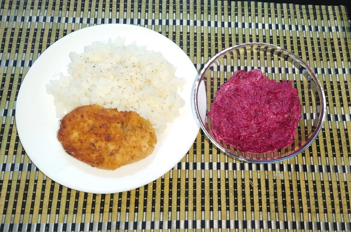 Куриная котлета с отварным рисом,и свекла с чесноком и майонезом 
