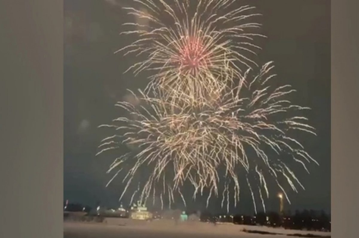    На видео попал праздничный салют, который прогремел в Твери 23 февраля