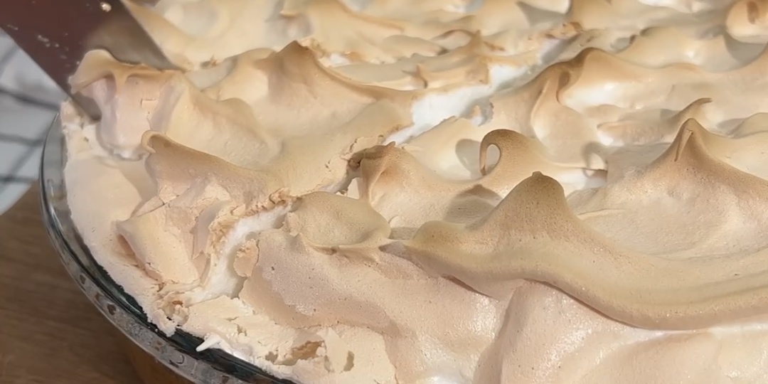 Все ищут этот рецепт🥧 Яблочная шарлотка с безе🍎🍥 Просто тает во рту.