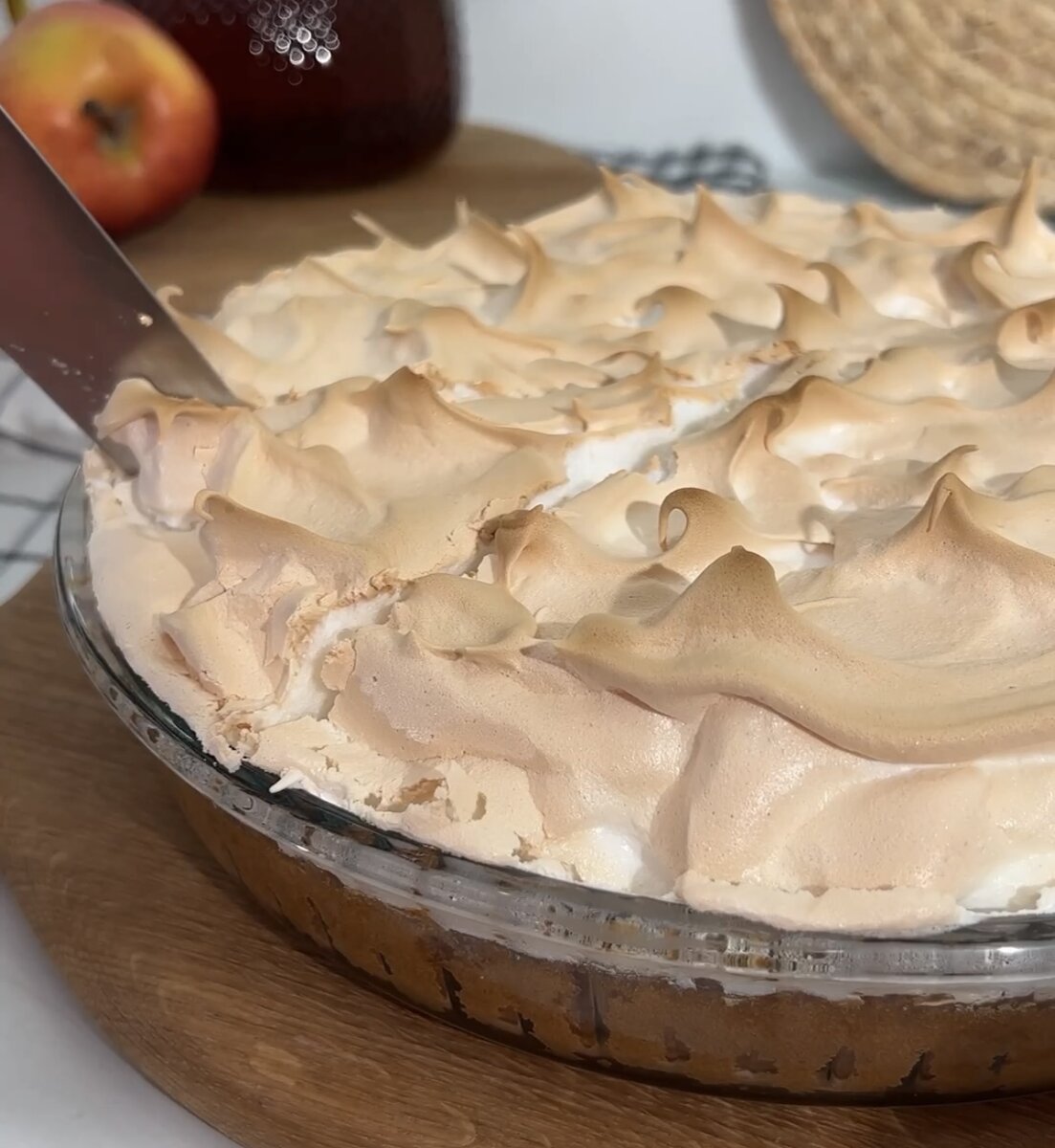 Все ищут этот рецепт🥧 Яблочная шарлотка с безе🍎🍥 Просто тает во рту. |  РЕЦЕПТЫ с любовью | Дзен