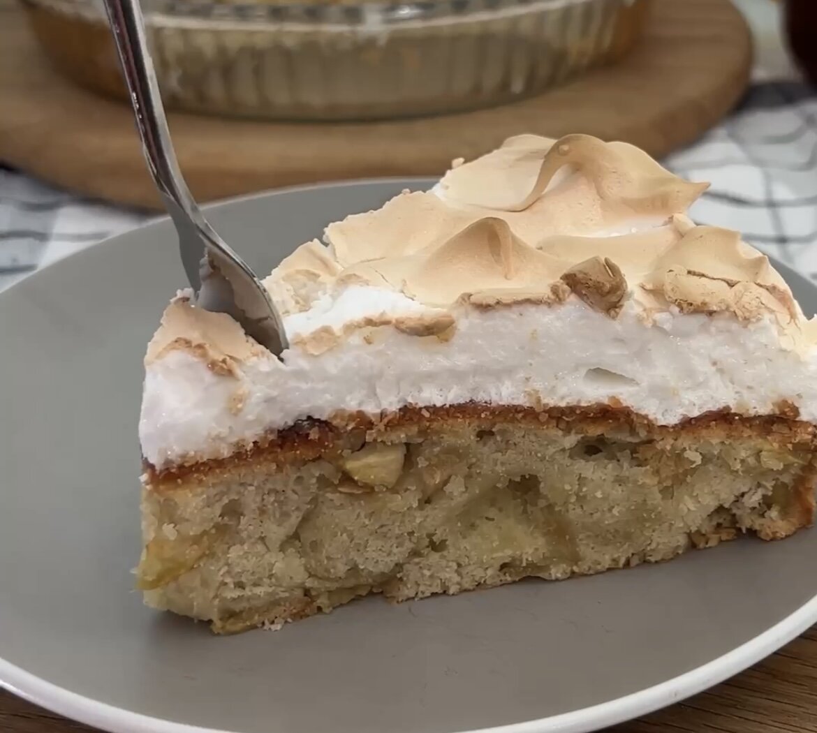 Все ищут этот рецепт🥧 Яблочная шарлотка с безе🍎🍥 Просто тает во рту.