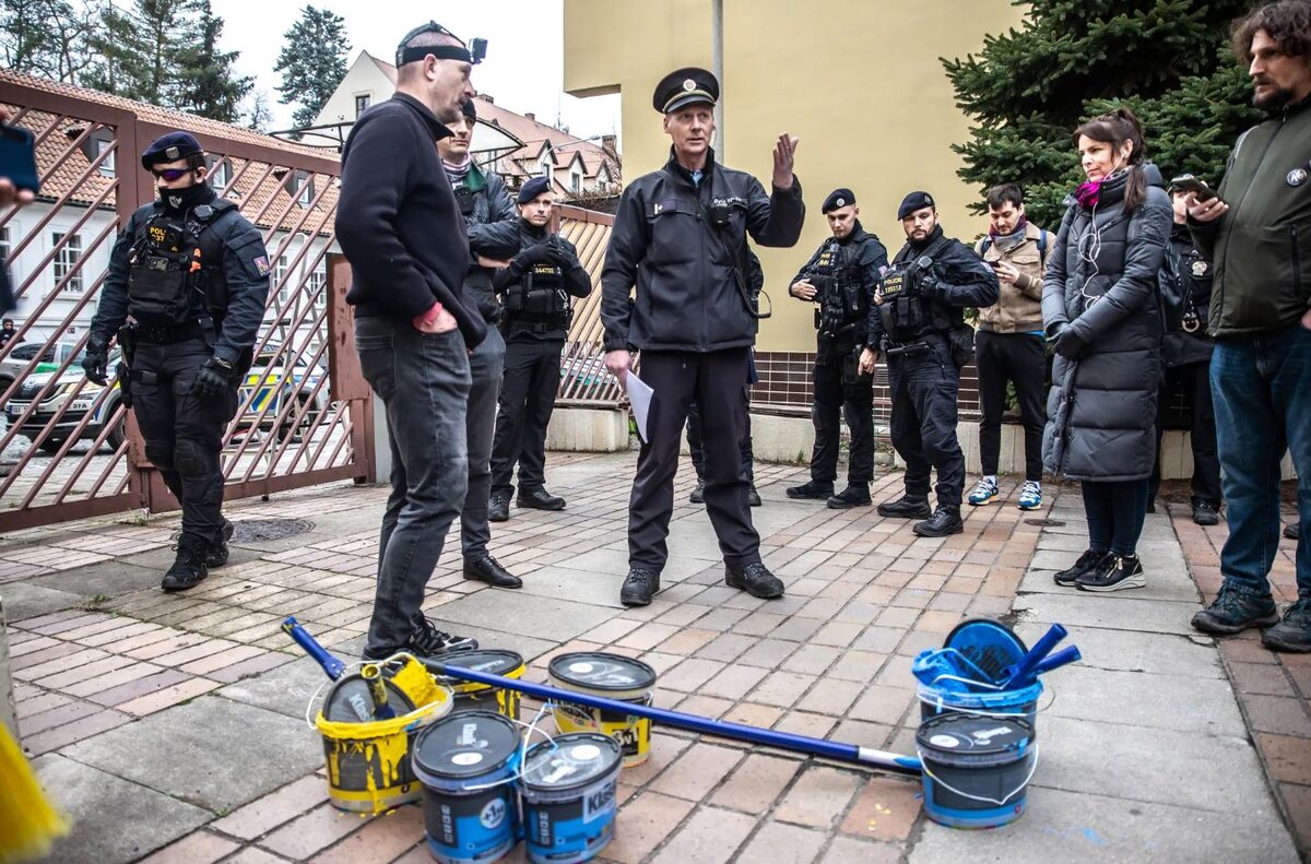 Человек прижимает плечами. Сам то понял че сказал. Ну и шуточки у вас. Мем анатликероводочный не т. Сам сказал что понял.