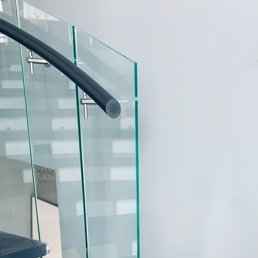 Триплекс внешне не отличается от однослойного стекла