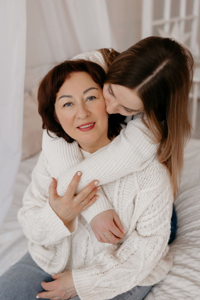 красивая фотосессия с сыном. большая любовь мамы. мом son kiss. мама обнимает малыша. мать с ребенком.