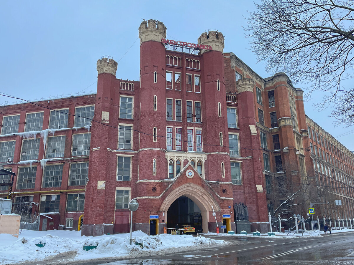 Подъем здания и сооружения. Метод подъема перекрытий и этажей. Технология возведения зданий методом подъема перекрытий. Способы передвижки зданий. Неравномерная осадка здания.