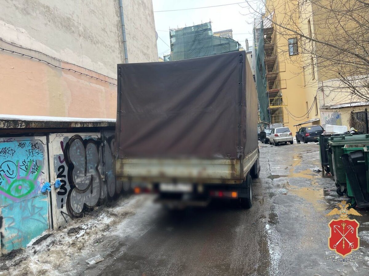 Во дворе на Васильевском острове женщина погибла под колесами грузовика,  водитель которого сдавал назад не глядя | Мегаполис онлайн | Дзен