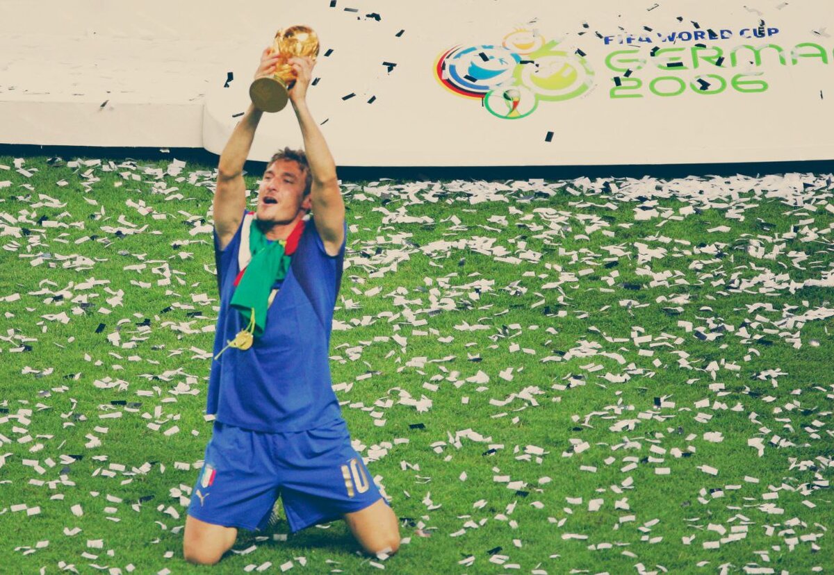 После завоевания статуса чемпиона мира в 2006 году, Франческо Тотти больше не выступал за сборную Италии. Из-за травм он не мог одновременно отдаваться на полную и в сборной и в "Роме". Расставляя приоритеты, Франческо, конечно же, выбрал "Рому".