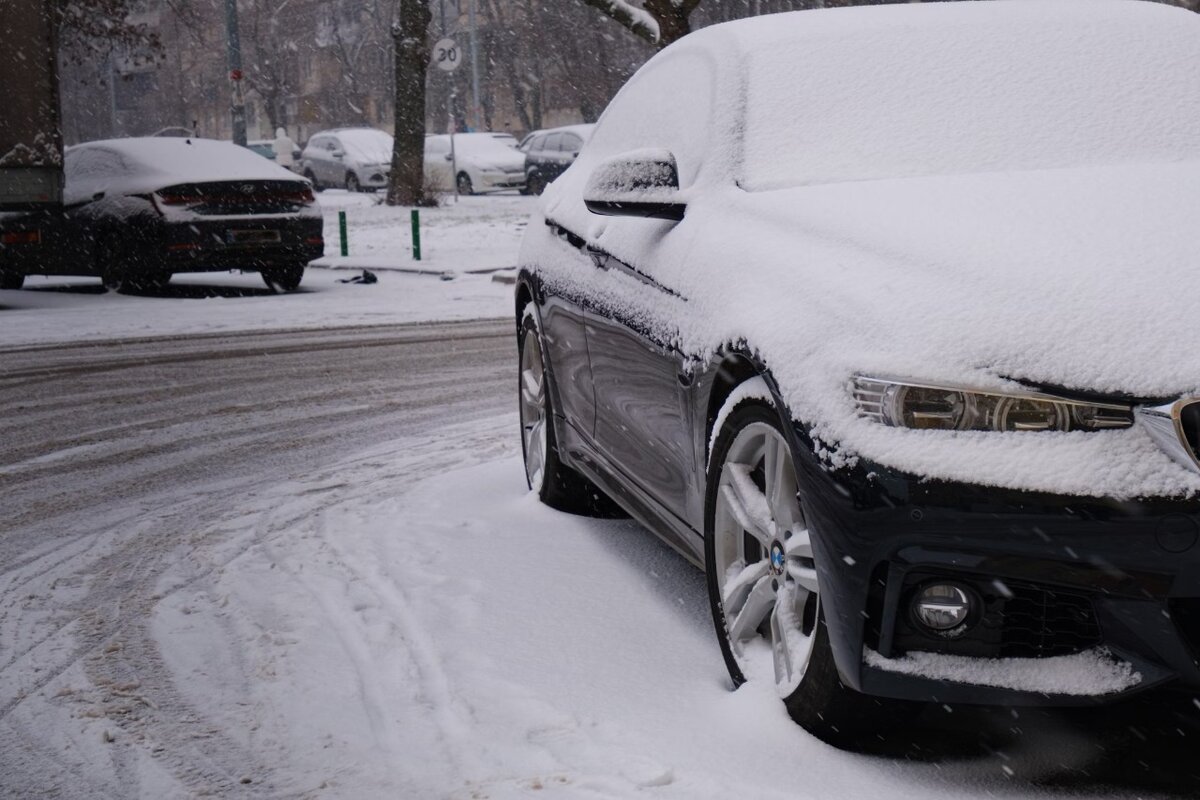 В Новосибирске неадекват кулаком повредил несколько припаркованных  автомобилей | СибМедиа | Дзен